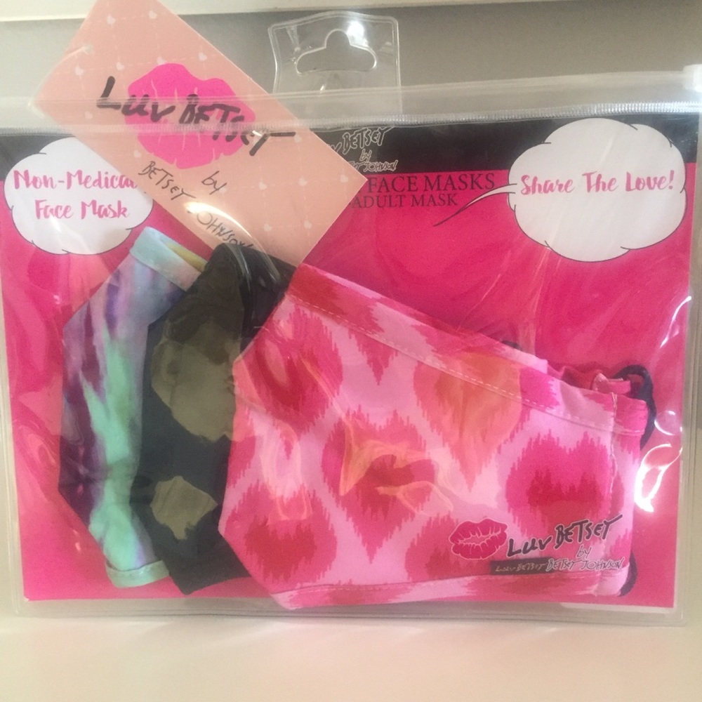 Betsey Johnson face mask, NWT